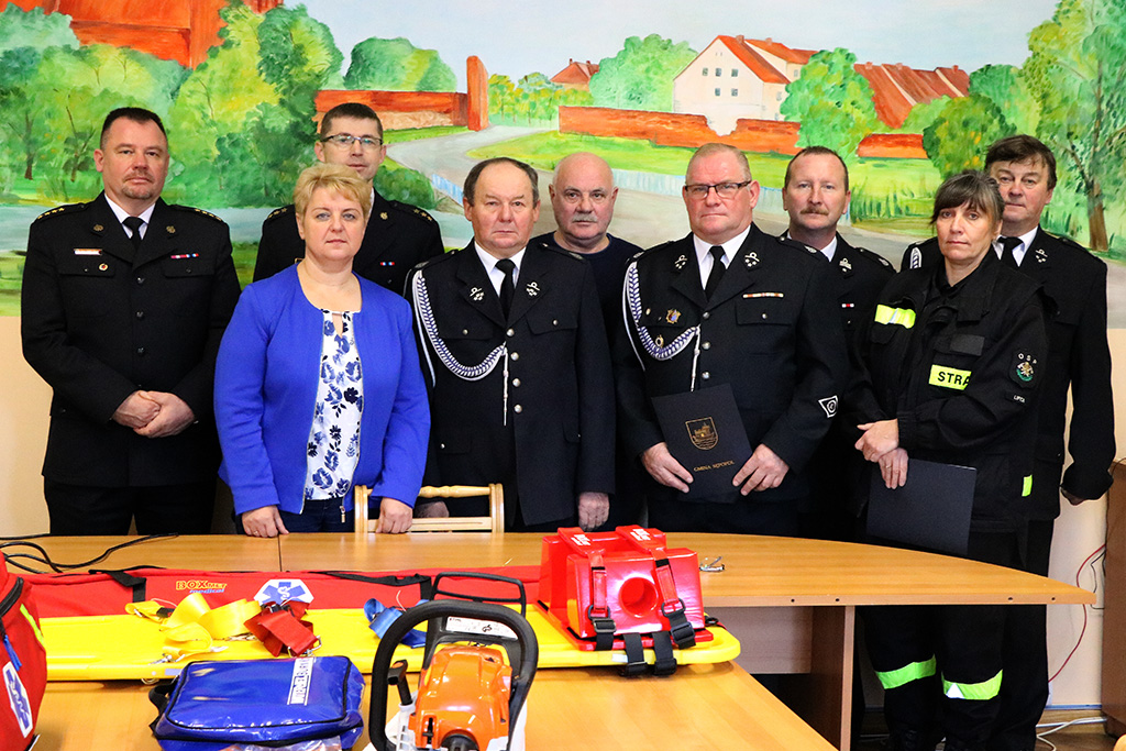 Ilustracja do informacji: Uroczyste przekazanie sprzętu ratowniczego jednostkom OSP gminy Sępopol